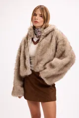 Campera crop de pelo sintético color caramelo, con cierre frontal y diseño de volumen protagonista.