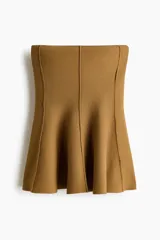 Top strapless de punto color marrón, de corte ajustado en el torso con costuras visibles y diseño acampanado estilo peplum en la parte inferior.