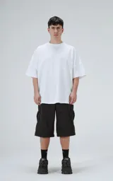 Remera de corte oversize color blanco, con cuello redondo y mangas cortas amplias. Presenta una costura horizontal decorativa en la parte media delantera.
