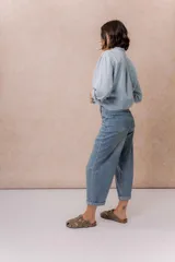 Pantalón de jean de tiro alto, corte culotte y pierna ancha, color azul medio con lavado desgastado.