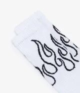 Par de medias de caña larga color blanco, confeccionadas en tejido de algodón, con estampado de llamas en color negro en la parte superior.