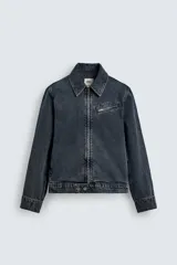 Cazadora cropped fit de denim de algodón, color negro lavado. Presenta cuello solapa, manga larga con puños abotonados, cierre frontal de cremallera y bolsillo superior con cierre de cremallera en el pecho.