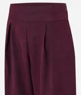 Pantalón pantalona color borgoña de tiro alto y corte palazzo, confeccionado en cupro con pliegues delanteros.