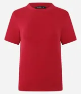 Blusa básica de cuello redondo y manga corta, confeccionada en tejido de rib acanalado. Presenta un diseño ajustado y minimalista, ideal para uso diario.