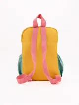 Mochila pequeña de colores, ideal para preescolar. Cuerpo principal rosa claro, bolsillo frontal malva, detalles laterales verde menta y ribetes amarillos. Asa superior coral.
