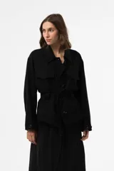 Chaqueta de calce relajado y estilo utilitario, color gris, con bolsillos delanteros grandes con solapa y cinturón ajustable en la cintura.