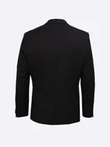 Traje de dos piezas compuesto por un saco de corte clásico con cierre de dos botones y bolsillos con solapa, y un pantalón de vestir de corte recto a juego.