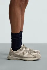 Calcetines de algodón color azul marino, tejido acanalado (canalé) con puño elástico.