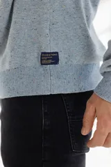 Sweater azul marino de corte clásico con cuello redondo y mangas largas.