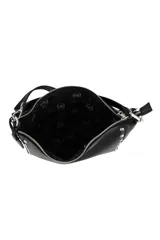 Cartera de hombro Las Oreiro en color negro, con diseño estructurado de base curva y tachas metálicas decorativas en los bordes. Incluye una correa ajustable y un aplique metálico con forma de labios en la parte frontal.