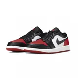 Championes Nike Air Jordan 1 Low, modelo clásico de corte bajo en color blanco y rojo, confeccionados en cuero sintético, con el icónico logo de las alas en el talón y el swoosh lateral en contraste.