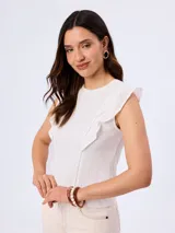 Musculosa blanca sin mangas con detalles de volados bordados en los hombros, confeccionada en tejido texturizado con escote redondo.