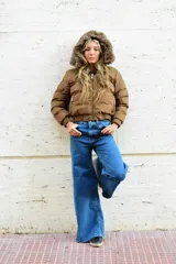 Jean de tiro alto en denim gris oscuro con efecto gastado, corte wide leg muy ancho y bolsillos tradicionales.