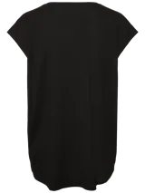 Camiseta negra de manga corta con cuello redondo y mangas dobladas.