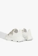 Championes deportivos Schutz de color blanco, confeccionados en tejido de punto con suela de goma a tono. Presentan un diseño moderno con cordones decorativos de lurex brillante y detalle de marca en la lengüeta.