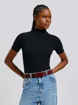 Blusa marrón de manga corta y cuello alto, confeccionada en tejido acanalado de ajuste ceñido al cuerpo.