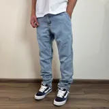 Jean de corte recto con acabado lavado en tono gris oscuro, confeccionado en denim resistente con diseño de cinco bolsillos.
