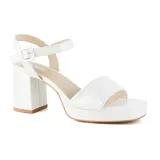 Sandalias blancas de vestir con plataforma y tacón cuadrado. Tira delantera ancha y tira al tobillo con hebilla.