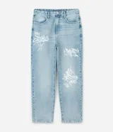 Pantalón de jean corte baggy, color celeste claro con efecto desgastado y estampado de lettering estilo grafiti en color blanco. Presenta cintura con trabillas, cierre frontal con botón y cremallera, y bolsillos laterales y traseros.
