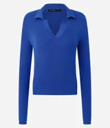 Blusa de manga larga con textura acanalada, cuello polo y escote en V. Confeccionada en tejido de viscosa y poliamida, presenta un corte regular que se ajusta de forma anatómica al cuerpo.