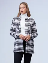 Camisa Robert Louis de tejido soft a cuadros blancos, negros y grises. Tiene cuello con solapa, abertura central con botones, mangas largas regulables con presilla y botón, bolsillos aplicados en la delantera y ruedo lateral con abertura y botones.