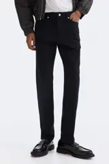 Pantalón de sarga de algodón con corte slim fit, cierre de cremallera y botón, diseño clásico de cinco bolsillos.
