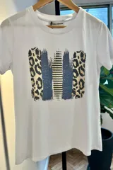 Remera blanca de viscosa con estampado de pinceladas con animal print y rayas.