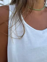 Vestido playero de corte holgado y diseño minimalista, confeccionado en algodón. Presenta cuello redondo, sisas amplias y aberturas laterales en el ruedo con pespuntes en contraste.