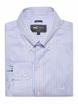 Camisa de manga larga de la marca RKF, con diseño a rayas en tonos azul, rosado y blanco. Cuenta con cuello americano abotonado, cierre frontal con botones, bolsillo en el pecho con logo bordado y calce regular.