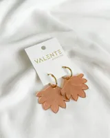 Aros colgantes con forma de hoja color cobre brillante, con gancho tipo argolla dorada.