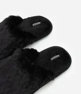 Pantuflas cerradas de mujer color beige, confeccionadas en tejido de poliéster con textura de pelos en escamas.