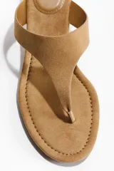 Sandalias de dedo con taco kitten y tira fina en el empeine, en color marrón claro.