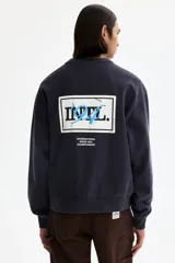 Buzo negro de algodón con diseño estampado en el pecho que incluye texto pequeño y el número '94 en celeste, corte holgado y hombros caídos.