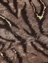 Bufanda negra con estampado de flores en tonos beige y marrón, con centros dorados.