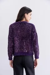Sweater tejido en chenille color violeta con lentejuelas aplicadas en toda la prenda y terminaciones en punto rib.