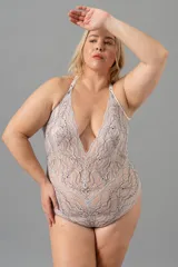 Body de puntilla combinada con breteles elásticos regulables cruzados en la espalda y broche en la entrepierna.