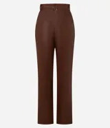 Pantalón recto de cintura alta confeccionado en poliuretano simil cuero marrón, con trabillas en la cintura, bolsillos delanteros y cierre tradicional.