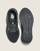 Championes Vans modelo Ultrarange 2.0, de diseño deportivo y ligero en color negro. Presentan una construcción en malla transpirable con refuerzos sintéticos, puntera de goma moldeada y la icónica banda lateral Sidestripe en tono gris oscuro. Cuentan con entresuela UltraCush Lite para mayor amortiguación y suela dentada para mejor tracción.