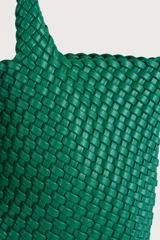 Bolso shopper de gran tamaño en color verde, con diseño de tejido trenzado y textura cuadriculada. Incluye un pequeño neceser a juego con cierre, unido a una de las asas.