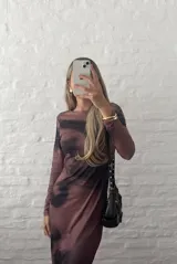 Vestido midi marrón con estampado abstracto en negro, de corte ajustado y manga larga.