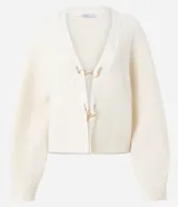 Cardigan de punto color crema con calce oversize, mangas amplias y cierre frontal mediante hebillas metálicas decorativas. Presenta una textura estructurada y puños ajustados.