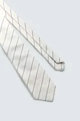 Corbata ancha confeccionada en tejido de seda con diseño de rayas diagonales en tonos beige y gris.