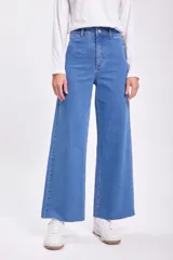 Pantalón de jean ancho de tiro alto, color azul medio, confeccionado en denim elastizado con diseño clásico de cinco bolsillos y terminación deshilachada en el bajo.