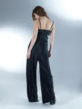 Pantalón palazzo negro con textura acanalada y cintura elástica.