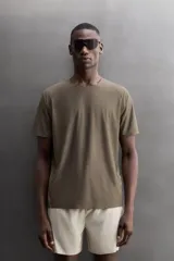 Camiseta de entrenamiento de corte relajado, confeccionada en tejido técnico ligero, elástico y semitransparente. Presenta cuello redondo, manga corta y costuras termofijadas.