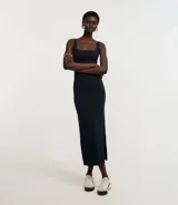 Vestido midi de corte ajustado, confeccionado en poliamida con elastano. Presenta escote cuadrado, breteles anchos y un diseño liso y minimalista.