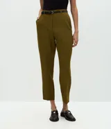 Pantalón carrot sastrero de corte recto y cintura alta, confeccionado en crepé. Presenta trabillas en la cintura, cierre tradicional y bolsillos traseros decorativos. Incluye un cinturón fino de material sintético.