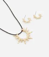 Conjunto de bijouterie compuesto por un collar de hilo encerado negro con dije en forma de sol texturizado y un par de aros tipo argolla con el mismo diseño de sol, ambos con baño en tono dorado.
