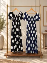 Vestido midi azul marino con estampado de lunares blancos, escote off-shoulder con mangas abullonadas y cuerpo elástico tipo smock.