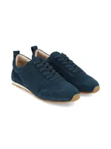 Championes de gamuza azul marino con cordones tono sobre tono y suela de goma con detalles en blanco y marrón.